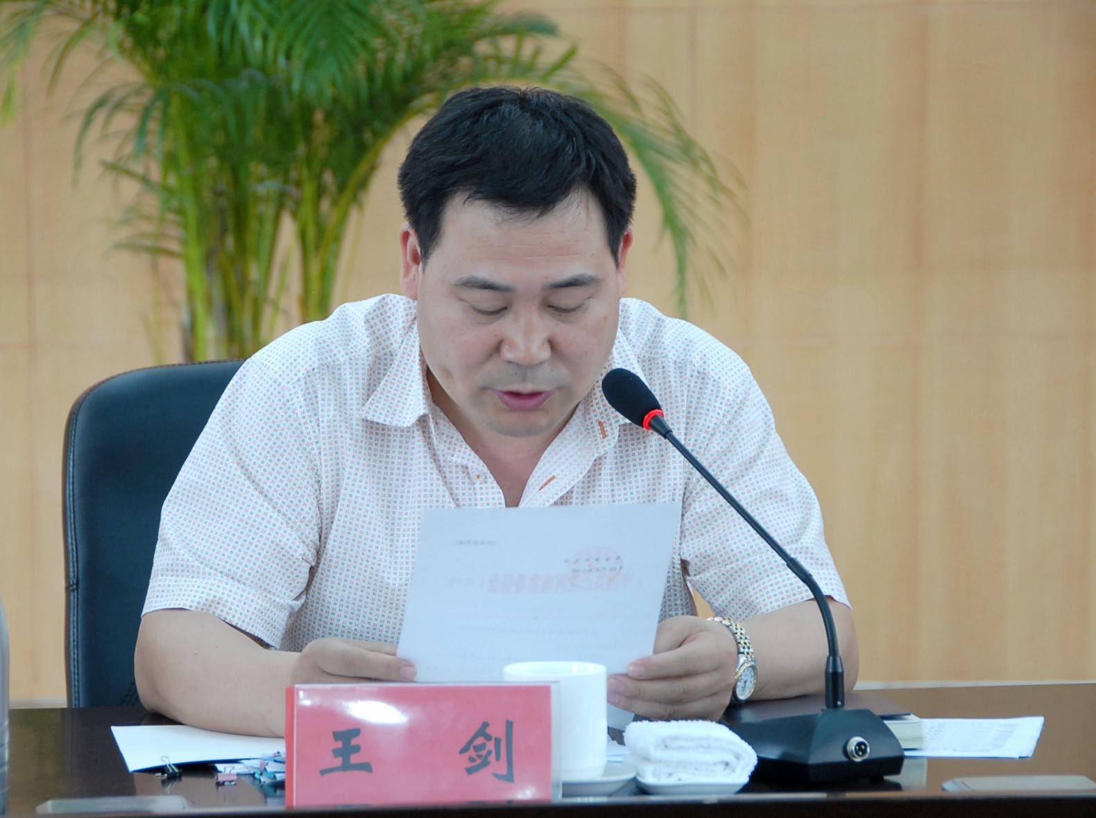4省委组织部科教企业干部处副处长王剑宣读省委关于365英国领导干部职务任免的决定.JPG