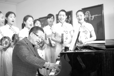 365英国上市官网在线吴金宝老师在辅导学生们练习大调曲。 本报记者 袁昕摄.jpg