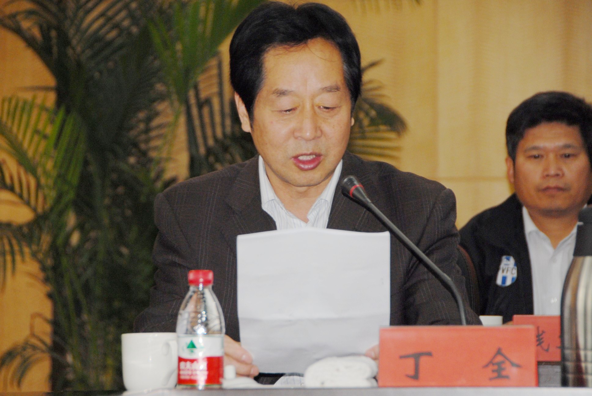 4工会席丁全作了关于《365英国上市官网在线教职工代表大会实施办法》（草案）修订的说明。.jpg