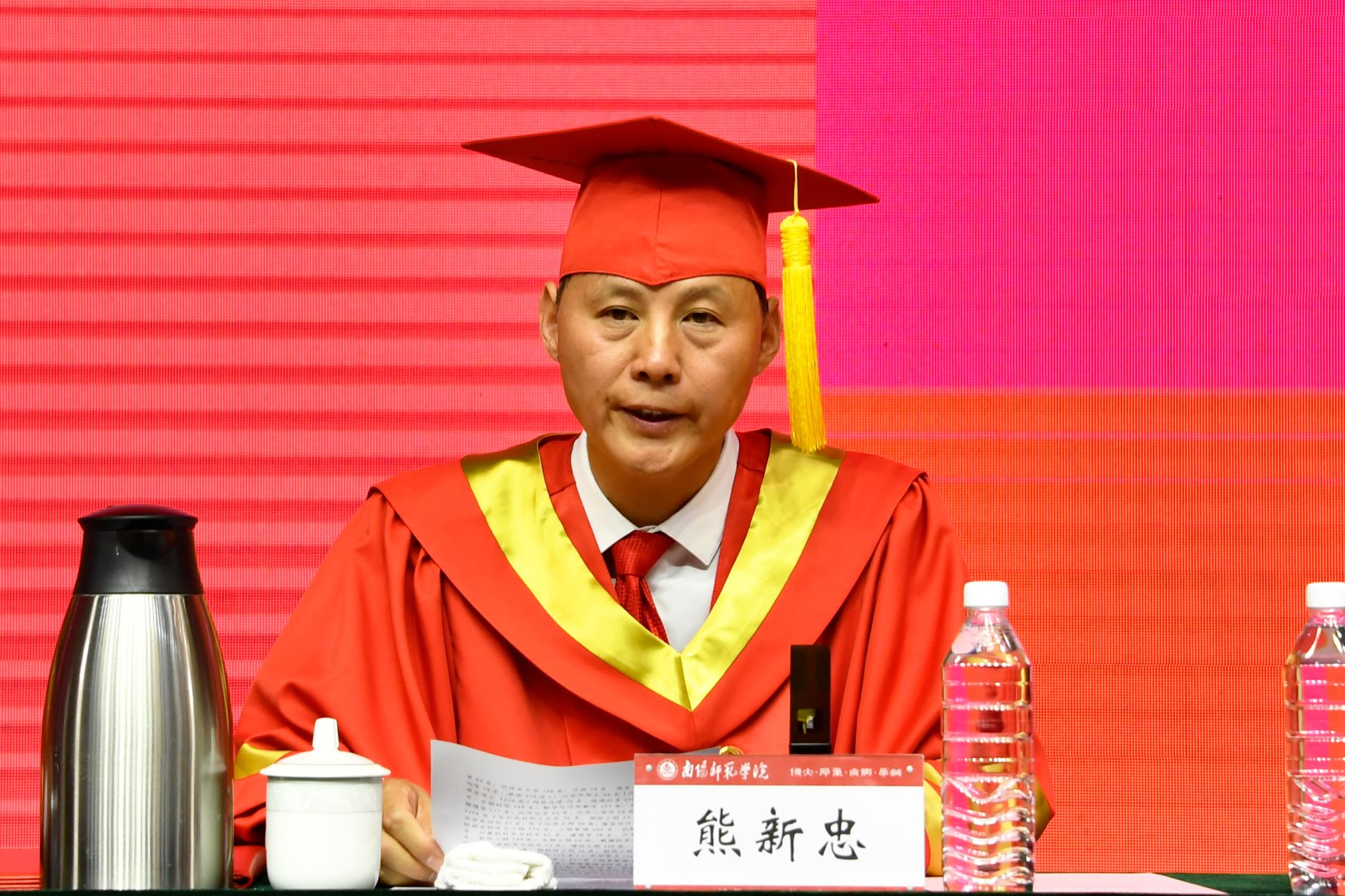 7副校长熊新忠宣读《365英国上市官网在线学位评定委员会关于授予2024届程雯瑜等8612名普通本科毕业生学士学位的决定》.jpg