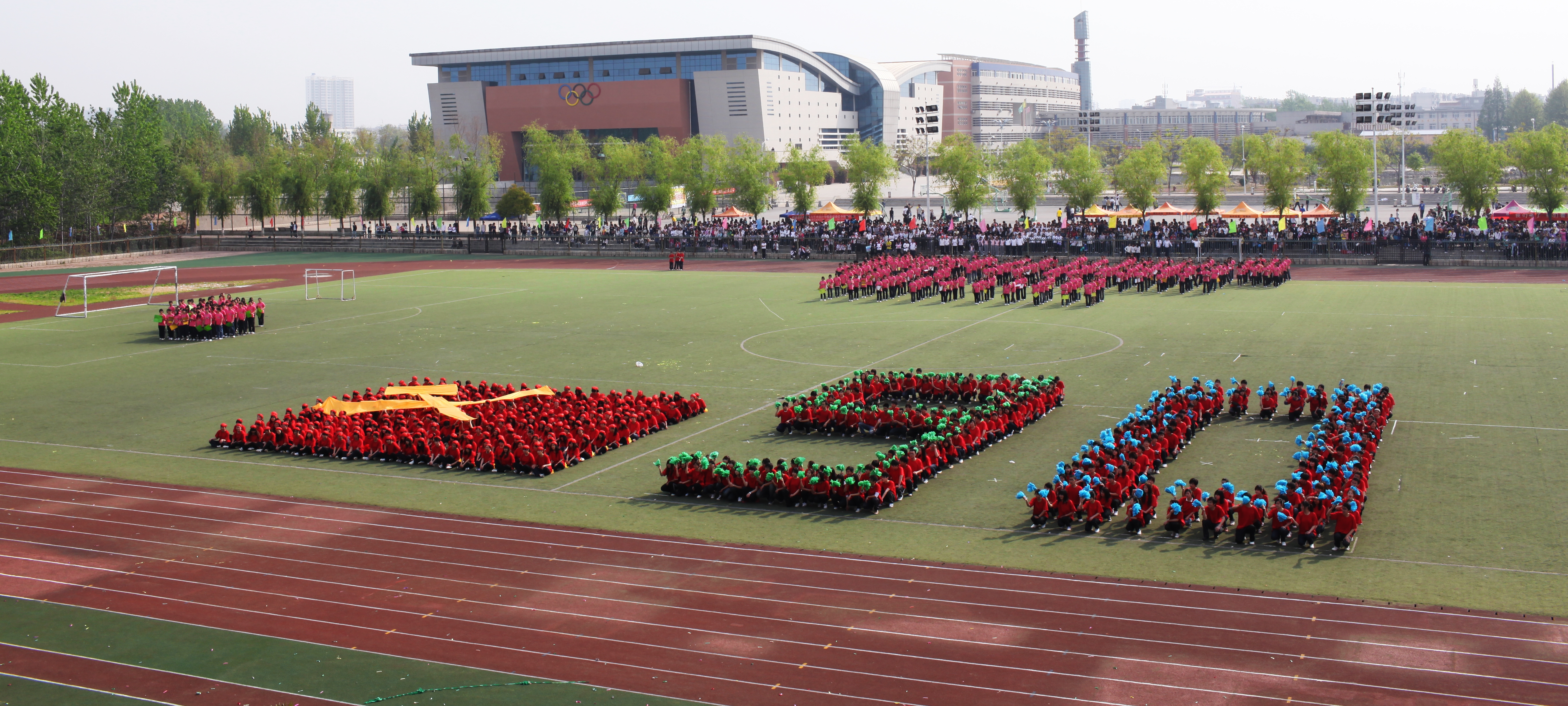 2__广大师生以精彩的表演图案向建党90周年献礼.JPG