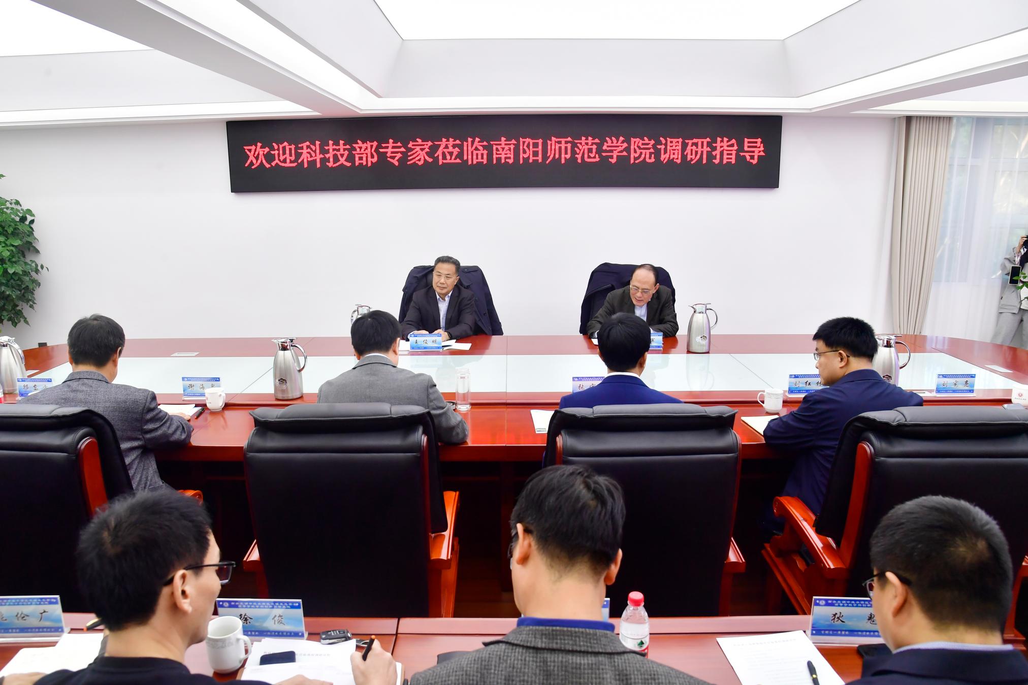 1座谈会现场.jpg